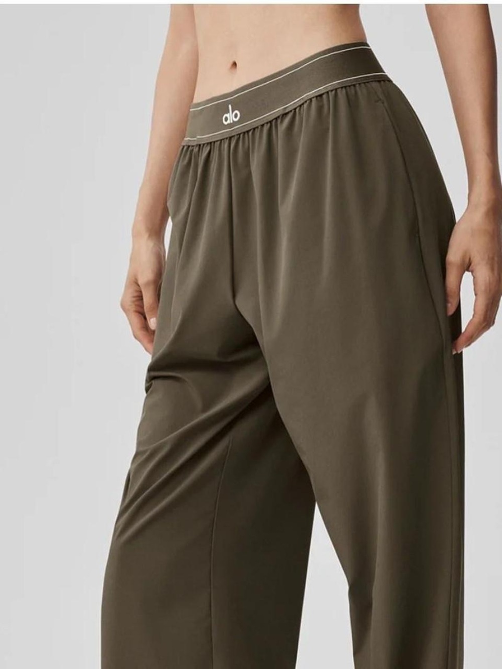 ALO Yoga Relaxed Wide-Leg Pants in Olive Green green s m suit